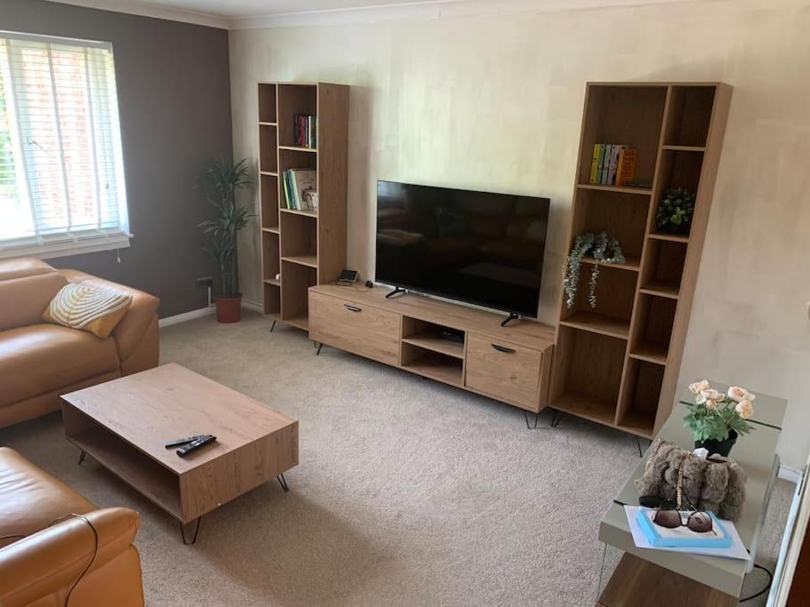 Cosy One Bed Flat Free Parking Appartement Send Buitenkant foto