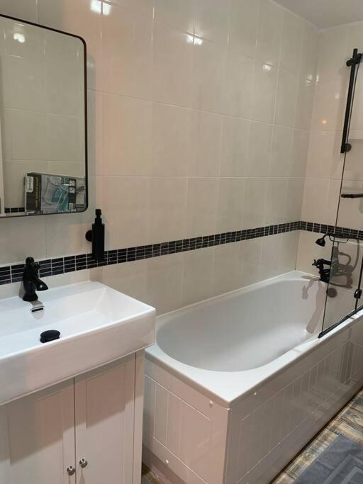 Cosy One Bed Flat Free Parking Appartement Send Buitenkant foto